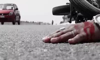 गाजियाबाद में श्रद्धांजलि सभा में शामिल होकर लौट रहे परिवार को ट्रक ने कुचला, महिला सहित 2 बच्चों की मौत गाजियाबाद में श्रद्धांजलि सभा में शामिल होकर लौट रहे परिवार को ट्रक ने कुचला, महिला सहित 2 बच्चों की मौत