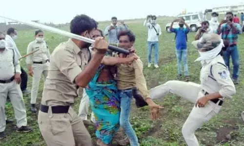 MP के गुना में किसान पर पुलिस बर्बरता, वायरल वीडियो पर बवाल, एसपी-कलेक्टर पर गिरी गाज