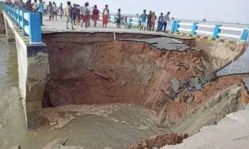 рдкреВрд░рд╛ рдмрд┐рд╣рд╛рд░ рдЯреВрдЯрд╛ рдкрдбрд╝рд╛ рд╣реИ, рдПрдХ рд╕рдбрд╝рдХ рдХреЗ рдЯреВрдЯрдиреЗ рдкрд░ рд╣рдВрдЧрд╛рдорд╛ рдХреНрдпреЛрдВ ? рдкреВрд░рд╛ рдмрд┐рд╣рд╛рд░ рдЯреВрдЯрд╛ рдкрдбрд╝рд╛ рд╣реИ, рдПрдХ рд╕рдбрд╝рдХ рдХреЗ рдЯреВрдЯрдиреЗ рдкрд░ рд╣рдВрдЧрд╛рдорд╛ рдХреНрдпреЛрдВ ?