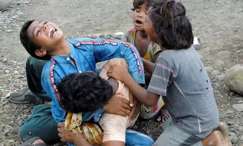 गुना की यह तस्वीर, बच्चों की गोद में बाप की नहीं हैं ,भारत की मरी हुई आत्मा और जनता की है गुना की यह तस्वीर, बच्चों की गोद में बाप की नहीं हैं ,भारत की मरी हुई आत्मा और जनता की है