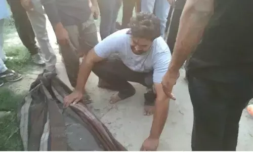 शामली से बड़ी खबर: यात्रियों से भरी बस खाई में पलटी, एक की मौत दर्जन भर गंभीर घायल