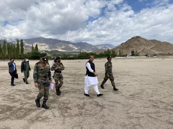 रक्षा मंत्री राजनाथ सिंह पहुंचे लद्दाख, LAC पर सुरक्षा हालात का लेंगे जायजा