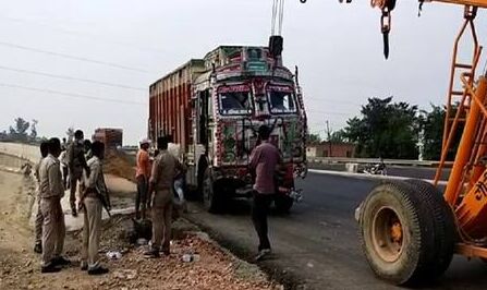 यूपी में बड़ा हादसा, फ़िरोज़ाबाद में NH-2 पर ट्रक-एक्सयूवी कार में भीषण टक्कर, 3 की मौके पर मौत, 1 गंभीर यूपी में बड़ा हादसा, फ़िरोज़ाबाद में NH-2 पर ट्रक-एक्सयूवी कार में भीषण टक्कर, 3 की मौके पर मौत, 1 गंभीर