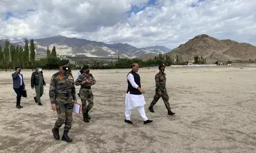 रक्षा मंत्री राजनाथ सिंह पहुंचे लद्दाख, LAC पर सुरक्षा हालात का लेंगे जायजा रक्षा मंत्री राजनाथ सिंह पहुंचे लद्दाख, LAC पर सुरक्षा हालात का लेंगे जायजा