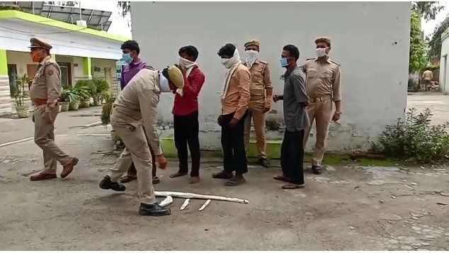 बिजनौर: हिरण के मीट के साथ 4 शिकारी गिरफ्तार, हथियार भी बरामद बिजनौर: हिरण के मीट के साथ 4 शिकारी गिरफ्तार, हथियार भी बरामद
