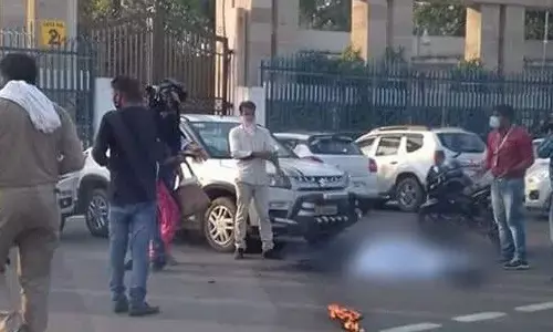 लखनऊ : CM आवास के पास मां-बेटी ने की आत्मदाह की कोशिश, अमेठी में थाना इंचार्ज सस्पेंड लखनऊ : CM आवास के पास मां-बेटी ने की आत्मदाह की कोशिश, अमेठी में थाना इंचार्ज सस्पेंड