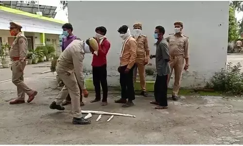 बिजनौर: हिरण के मीट के साथ 4 शिकारी गिरफ्तार, हथियार भी बरामद बिजनौर: हिरण के मीट के साथ 4 शिकारी गिरफ्तार, हथियार भी बरामद