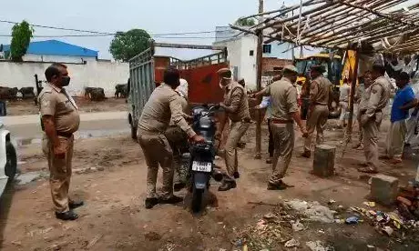 शामली में एसपी को देख दौड़े माफिया, प्रशासन ने अवैध पशु पैठ माफियाओं का किला किया ध्वस्त,14 पशु मुक्त कराए,10 गिरफ्तार शामली में एसपी को देख दौड़े माफिया, प्रशासन ने अवैध पशु पैठ माफियाओं का किला किया ध्वस्त,14 पशु मुक्त कराए,10 गिरफ्तार