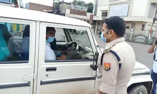 शामली एसपी विनीत जायसवाल ने सरकार द्वारा लागू लॉकडाउन का लिया जायजा, खुद गाड़ियाँ रोक कर चैक की और लोंगों को समझाया शामली एसपी विनीत जायसवाल ने सरकार द्वारा लागू लॉकडाउन का लिया जायजा, खुद गाड़ियाँ रोक कर चैक की और लोंगों को समझाया