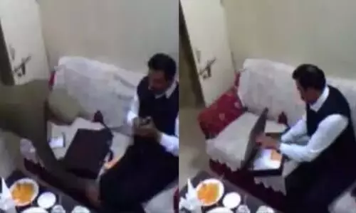 IPS का लिफाफा लेते हुए वीडियो वायरल, सरकार ने देर रात की कार्रवाई IPS का लिफाफा लेते हुए वीडियो वायरल, सरकार ने देर रात की कार्रवाई