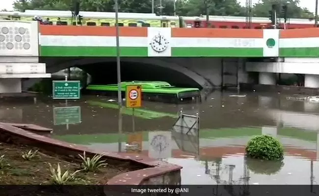 दिल्ली- एनसीआर के कुछ इलाकों में भारी बारिश, असम में बाढ़