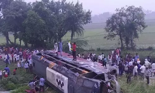 लखनऊ आगरा एक्सप्रेसवे पर भीषण सड़क हादसा, 5 की मौत कई घायल लखनऊ आगरा एक्सप्रेसवे पर भीषण सड़क हादसा, 5 की मौत कई घायल