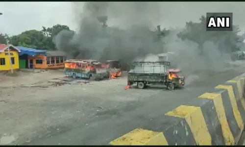 पश्चिम बंगाल में बवाल : छात्रा के गैंगरेप और हत्या की घटना के बाद सड़कों पर उतरे नाराज लोग, जलाई गाड़ियां पश्चिम बंगाल में बवाल : छात्रा के गैंगरेप और हत्या की घटना के बाद सड़कों पर उतरे नाराज लोग, जलाई गाड़ियां