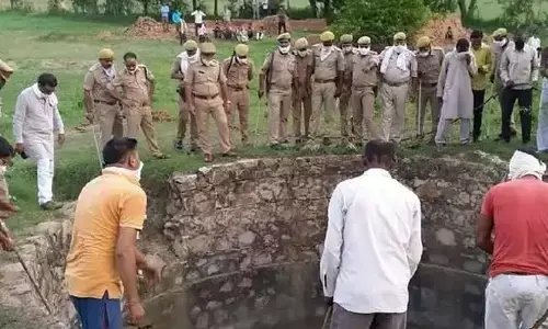 यूपी में दो मासूम बेटियों को सीने से चिपका कुएं में कूद गई एक मां, शवों को देख लोगों के निकल पड़े आंसू यूपी में दो मासूम बेटियों को सीने से चिपका कुएं में कूद गई एक मां, शवों को देख लोगों के निकल पड़े आंसू