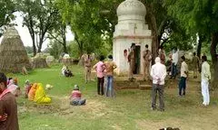 यूपी के कानपुर देहात में मंदिर में जब घुसे सोमवार को श्रद्धालु, तो लडकी लाश लटकती देख उड़ गये होश! यूपी के कानपुर देहात में मंदिर में जब घुसे सोमवार को श्रद्धालु, तो लडकी लाश लटकती देख उड़ गये होश!