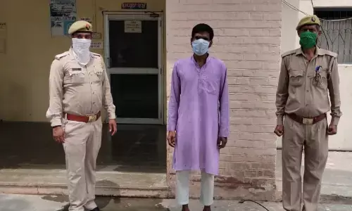नोएडा में हवसी बाप गिरफ्तार, एक महीने से बेटी के साथ बना रहा था अवैध संबंध! नोएडा में हवसी बाप गिरफ्तार, एक महीने से बेटी के साथ बना रहा था अवैध संबंध!