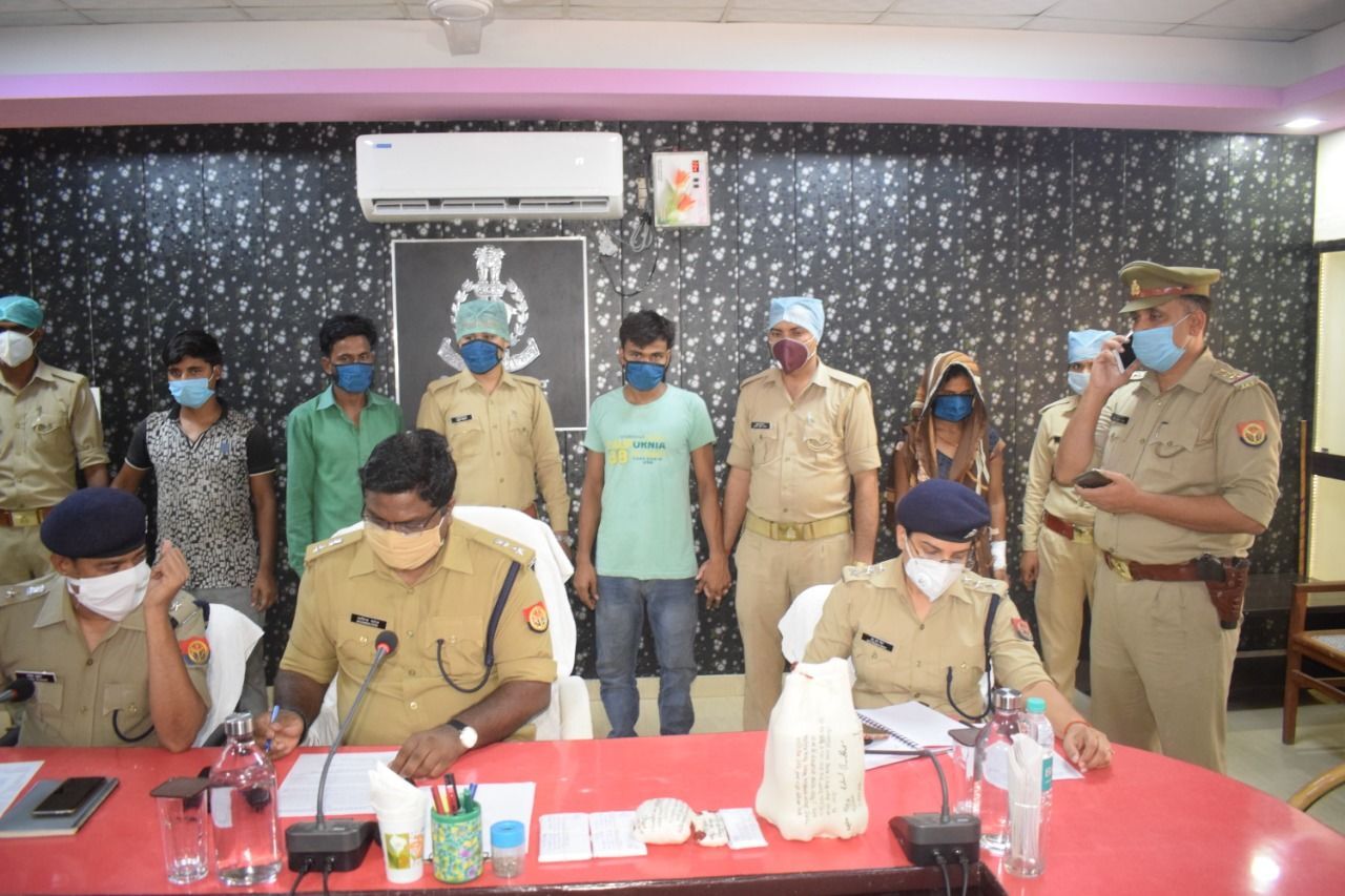 फिरोजाबाद: प्रेम प्रसंग में बाधा बनने लगा था पति, पत्नी ने प्रेमी के साथ मिलकर दी ऐसी दर्दनाक मौत फिरोजाबाद: प्रेम प्रसंग में बाधा बनने लगा था पति, पत्नी ने प्रेमी के साथ मिलकर दी ऐसी दर्दनाक मौत