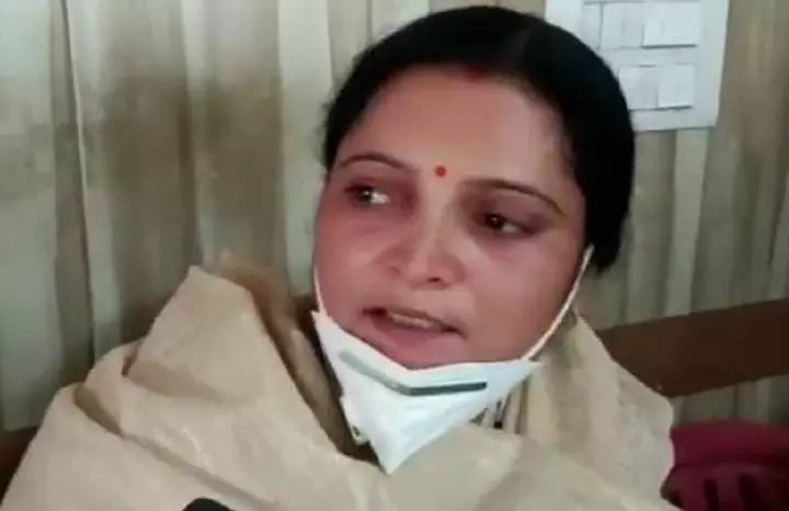 मथुरा: नगरनिगम की बैठक मे नगर आयुक्त पर चप्पल फेकने वाली पार्षद दीपिका रानी को पुलिस ने किया गिरफ्तार
