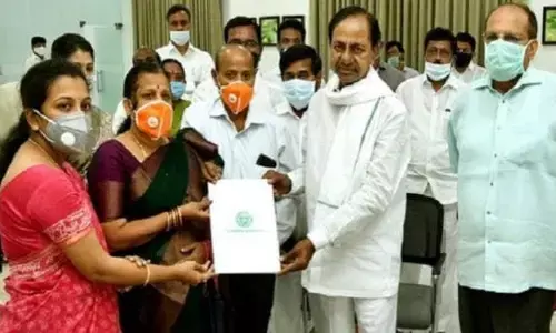 डिप्टी कलेक्टर बनीं शहीद कर्नल संतोष बाबू की पत्नी, सीएम के चंद्र शेखर राव ने सौंपा नियुक्ति पत्र डिप्टी कलेक्टर बनीं शहीद कर्नल संतोष बाबू की पत्नी, सीएम के चंद्र शेखर राव ने सौंपा नियुक्ति पत्र