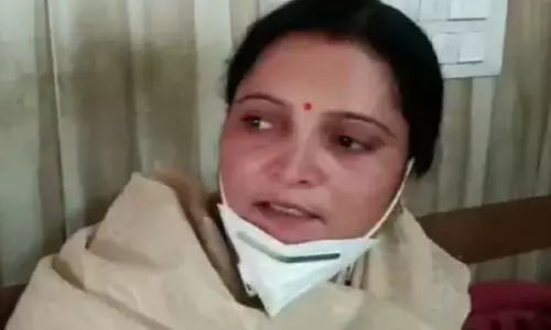 मथुरा: नगरनिगम की बैठक मे नगर आयुक्त पर चप्पल फेकने वाली पार्षद दीपिका रानी को पुलिस ने किया गिरफ्तार मथुरा: नगरनिगम की बैठक मे नगर आयुक्त पर चप्पल फेकने वाली पार्षद दीपिका रानी को पुलिस ने किया गिरफ्तार