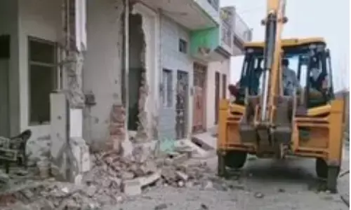 अब मेरठ में दोहरे हत्याकांड के मुख्य आरोपी के घर पर चला पुलिस का बुलडोजर अब मेरठ में दोहरे हत्याकांड के मुख्य आरोपी के घर पर चला पुलिस का बुलडोजर