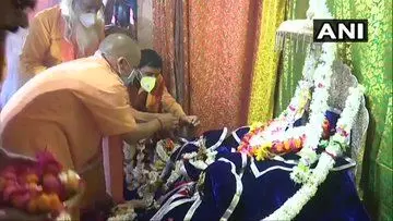 रामलला के दर्शन करने पहुंचे CM योगी, भरत, शत्रुघ्न और लक्ष्मण जी को नए आसन पर किया विराजमान