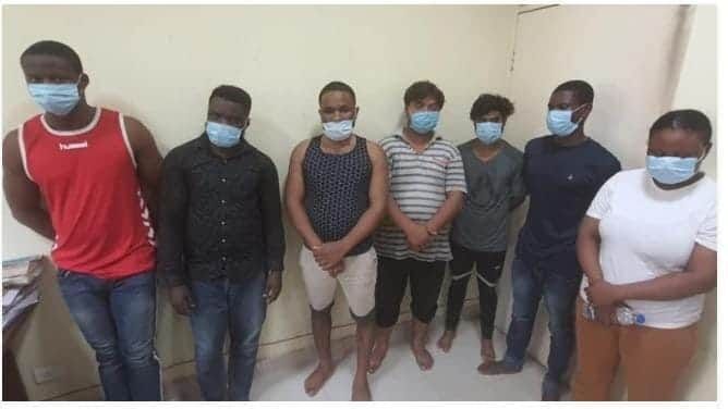 फेसबुक पर लड़की बनकर फँसाते थे लड़कों को फेसबुक पर लड़की बनकर फँसाते थे लड़कों को