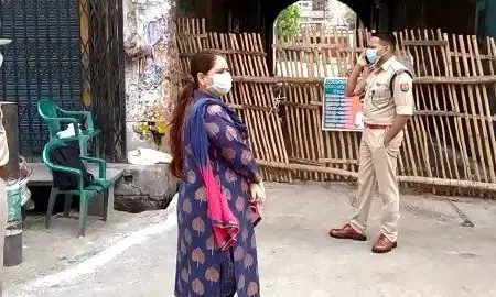 शामली: एसपी डीएम ने हॉटस्पॉट का किया निरीक्षण, सीओ शामली ने सड़कों पर गाड़ियां रोककर की चेक