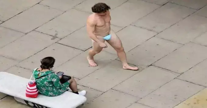 जब महिला के सामने मास्क का अंडरवियर पहनकर निकला शख्स, लोग हो गए देखकर हैरान