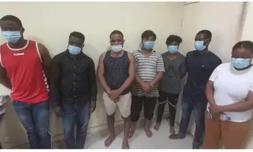 फेसबुक पर लड़की बनकर फँसाते थे लड़कों को