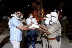 सुल्तानपुर के एसपी भेष बदलकर पहुंचे चेक करने Lockdown, और दे दिया पुलिसकर्मियों को इनाम