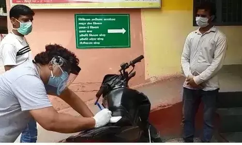 यूपी में बिना मास्क के पाए जाने वाले व थूकने वाले लोगों के डॉ ने काटे चालान