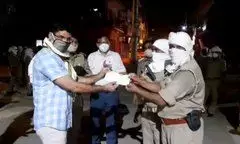 सुल्तानपुर के एसपी भेष बदलकर पहुंचे चेक करने Lockdown, और दे दिया पुलिसकर्मियों को इनाम सुल्तानपुर के एसपी भेष बदलकर पहुंचे चेक करने Lockdown, और दे दिया पुलिसकर्मियों को इनाम