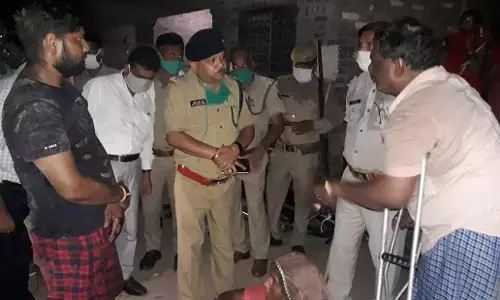 कासगंज एसपी ने सोरों की घटना पर कोतवाल समेत दो दरोगा किये लाइन हाजिर, जिले में पांच थाना प्रभारी भी बदले कासगंज एसपी ने सोरों की घटना पर कोतवाल समेत दो दरोगा किये लाइन हाजिर, जिले में पांच थाना प्रभारी भी बदले