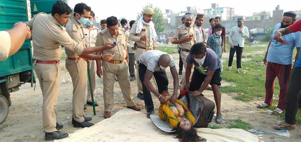 गाजियाबाद में मिली युवती की सूटकेस में लाश, मचा साहिबाबाद में हडकम्प गाजियाबाद में मिली युवती की सूटकेस में लाश, मचा साहिबाबाद में हडकम्प