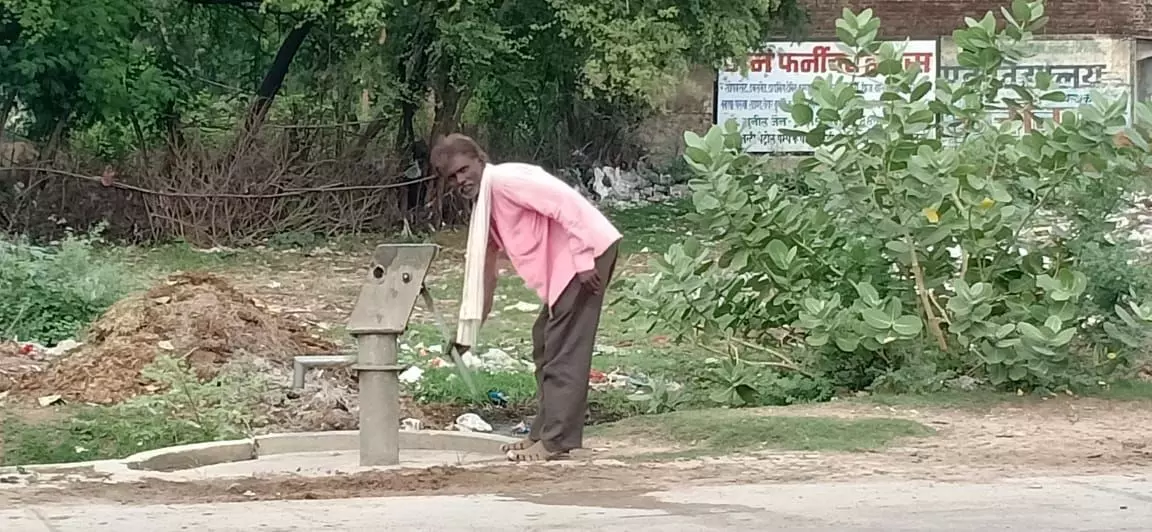 महीने भर से बंद है बाजार का हैंडपंप, मोहल्लावासियों को पानी के लिए तय करना पड़ता है लम्बा सफर