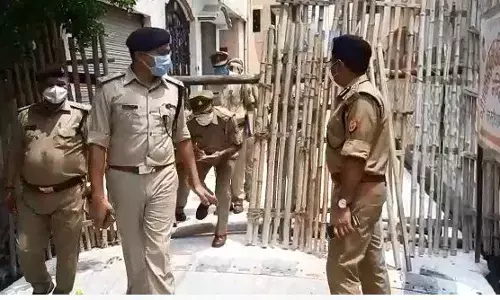 शामली में नोडल अधिकारी ने किया दौरा, एसपी से ली दस विंदुओं पर जानकारी और हॉट स्पॉट   इलाकों का और थानों का किया निरीक्षण