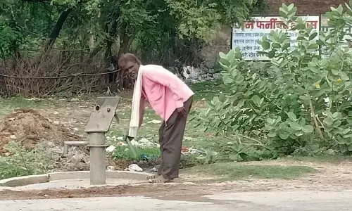 महीने भर से बंद है बाजार का हैंडपंप, मोहल्लावासियों को पानी के लिए तय करना पड़ता है लम्बा सफर महीने भर से बंद है बाजार का हैंडपंप, मोहल्लावासियों को पानी के लिए तय करना पड़ता है लम्बा सफर