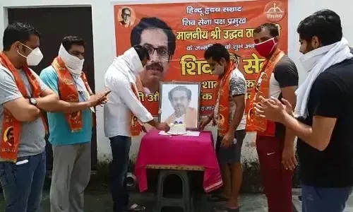 शामली: शिवसैनिकों ने महाराष्ट्र के मुख्यमंत्री का मनाया जन्मदिवस