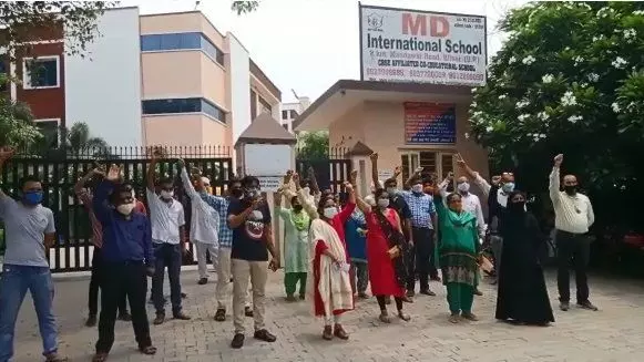 स्कूल पर जबरन फीस का दबाव बनाने का आरोप