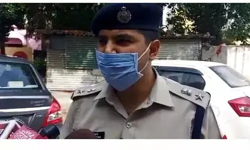 गाजियाबाद में कविनगर में 8 महीने के बच्चे को गन पॉइंट पर लेकर की लूटपाट गाजियाबाद में कविनगर में 8 महीने के बच्चे को गन पॉइंट पर लेकर की लूटपाट