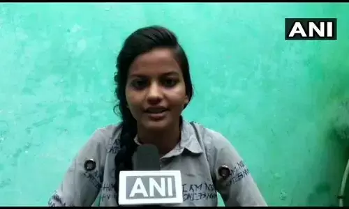 पिता सड़क किनारे बैठ बेचते हैं जूते, बेटी 12वीं कक्षा में लेकर आई 97% अंक