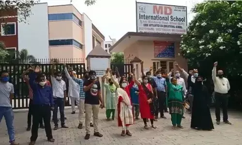 स्कूल पर जबरन फीस का दबाव बनाने का आरोप स्कूल पर जबरन फीस का दबाव बनाने का आरोप