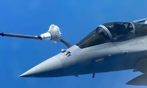 भारत आ रहे राफेल में 30 हज़ार फीट की ऊंचाई पर भरा गया ईंधन, देखें खास तस्वीरें भारत आ रहे राफेल में 30 हज़ार फीट की ऊंचाई पर भरा गया ईंधन, देखें खास तस्वीरें