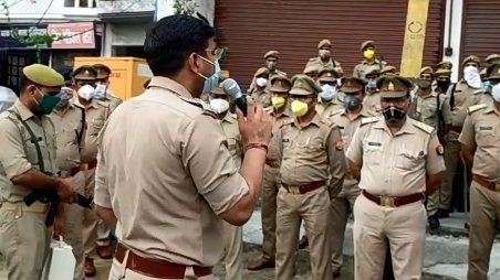 बिजनौर एसपी ने चैक किया पुलिस का अलर्ट मोड़, जब जिले के सभी थाना प्रभारी किये इकठ्ठे! बिजनौर एसपी ने चैक किया पुलिस का अलर्ट मोड़, जब जिले के सभी थाना प्रभारी किये इकठ्ठे!