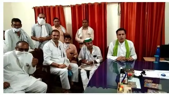 शामली: भारतीय किसान यूनियन ने विद्युत विभाग अधिकारियों को घेरा, नलकूपों पर अवैध उगाही से हैं किसान परेशान, हाथ जोड़े बैठे रहे अभियंता शामली: भारतीय किसान यूनियन ने विद्युत विभाग अधिकारियों को घेरा, नलकूपों पर अवैध उगाही से हैं किसान परेशान, हाथ जोड़े बैठे रहे अभियंता