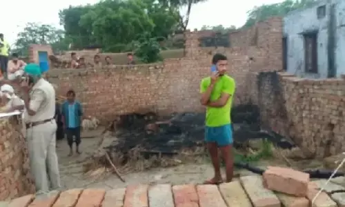 आगरा के एत्मादपुर में मिला प्रधान का जला हुआ शव, मंगलवार शाम को हुआ था गायब आगरा के एत्मादपुर में मिला प्रधान का जला हुआ शव, मंगलवार शाम को हुआ था गायब