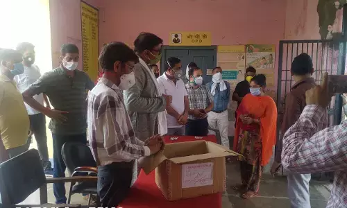 होम्योपैथिक विभाग गौतम बुद्ध नगर के आवाहन पर जेवर विधायक धीरेन्द्र सिंह ने किया आर्सेनिक एल्बम 30 का वितरण