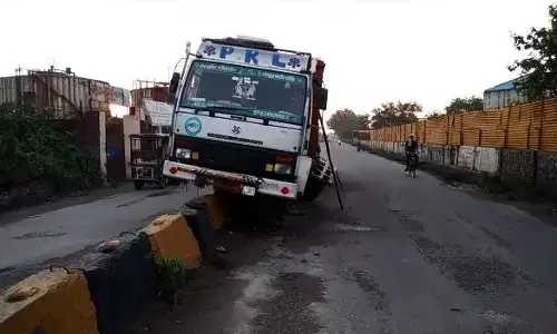 शामली: अनियंत्रित डीसीएम ट्रक डिवाइडर पर चढ़ा शामली: अनियंत्रित डीसीएम ट्रक डिवाइडर पर चढ़ा