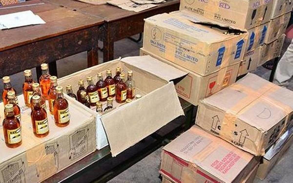 बिहार के सोनपुर में ट्रक पर लदा शराब की एक बड़ी खेप को पुलिस ने की जब्त बिहार के सोनपुर में ट्रक पर लदा शराब की एक बड़ी खेप को पुलिस ने की जब्त